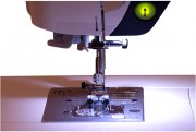 LED osvětlení zajišťuje optimální viditelnost při šití.