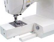 Stačí vysunout schránku s příslušenstvím a můžete šít na volném rameni.